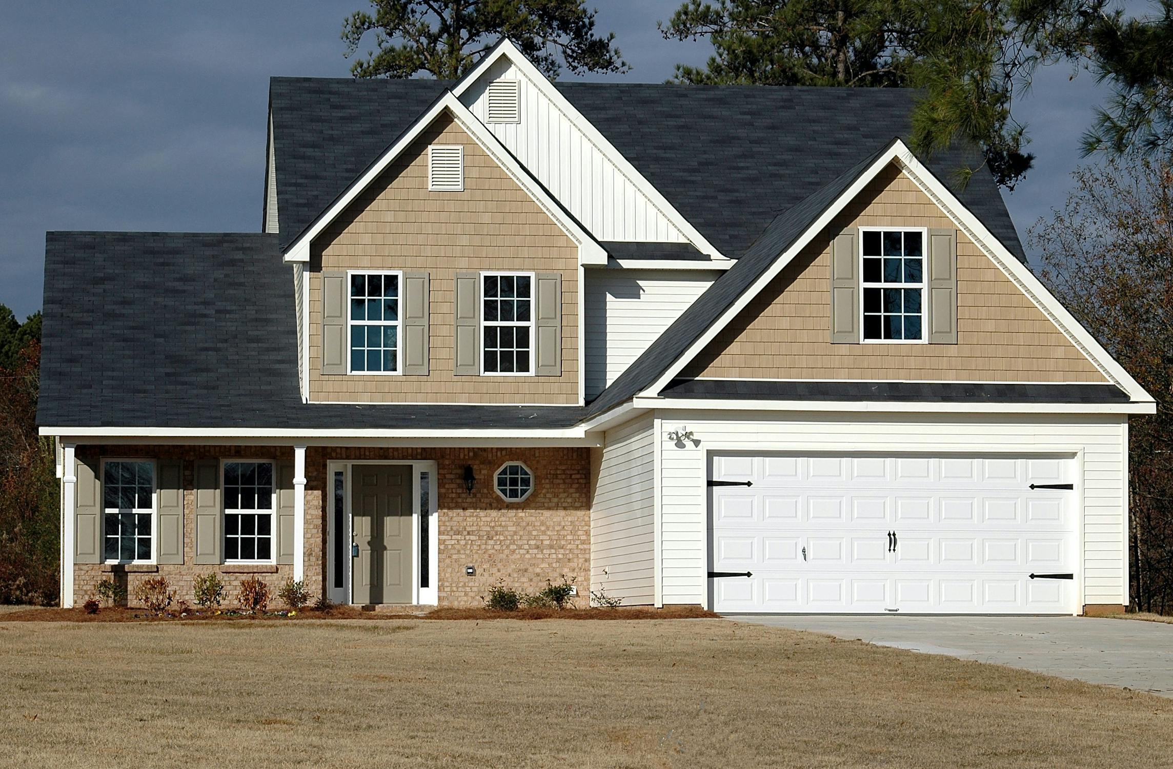 Spacious Family Home with Garden — Photo 3
