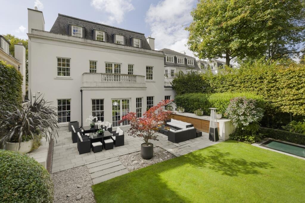 4 bed terraced house for sale — Photo 1