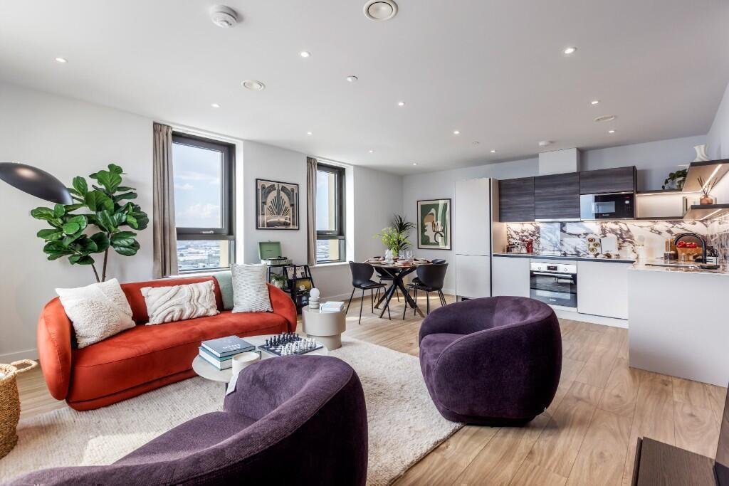 4 bed terraced house for sale — Photo 4