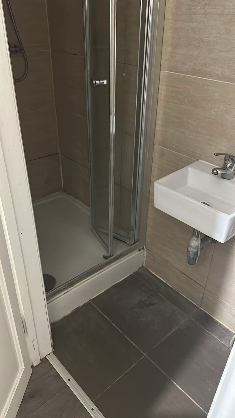 An Ensuite room available in Whitby Garden. — Photo 3
